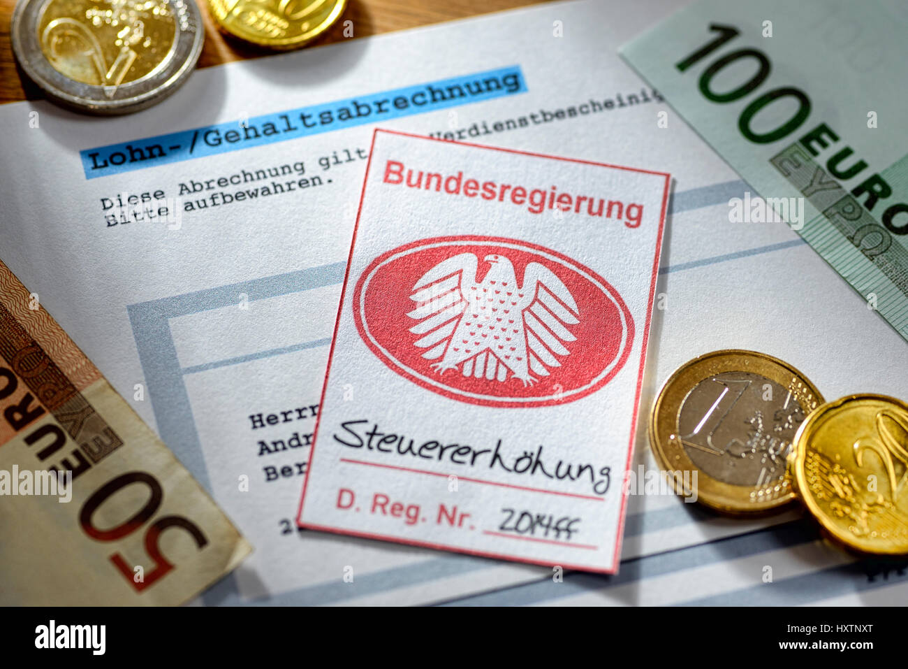 Sceau de sécurité avec aigle fédéral sur fiche de paie, l'impôt symbolique, Pfandsiegel photo mit Bundesadler Gehaltsabrechnung Symbolfoto Steuererhöhung auf, Banque D'Images