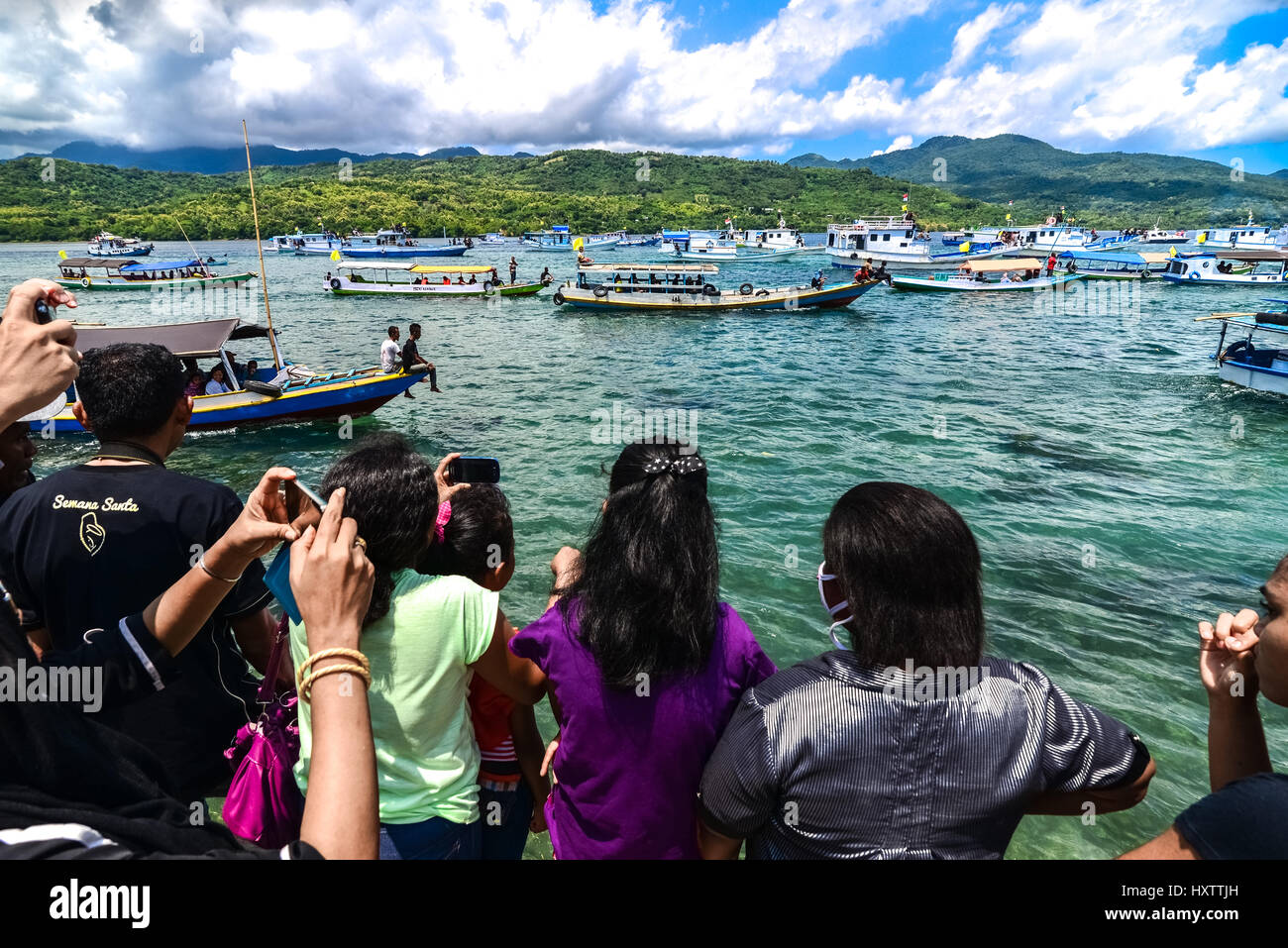 Foules regardant Semana Santa procession en mer Larantuka, Indonésie. Banque D'Images