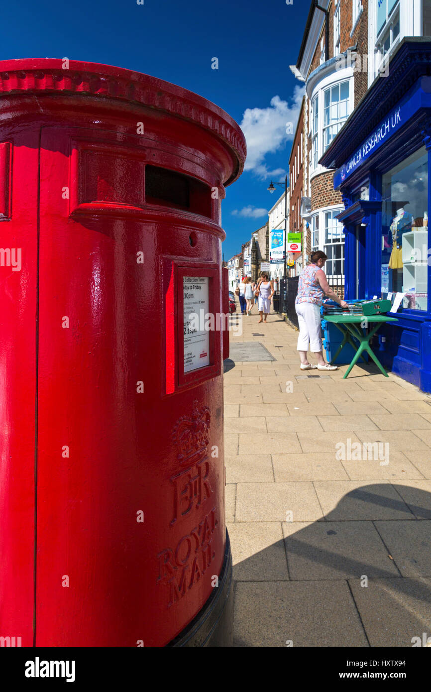 Boîte aux lettres rouge sur la rue dans la ville de Porto sur la péninsule  ibérique, deuxième plus grande ville du Portugal Photo Stock - Alamy