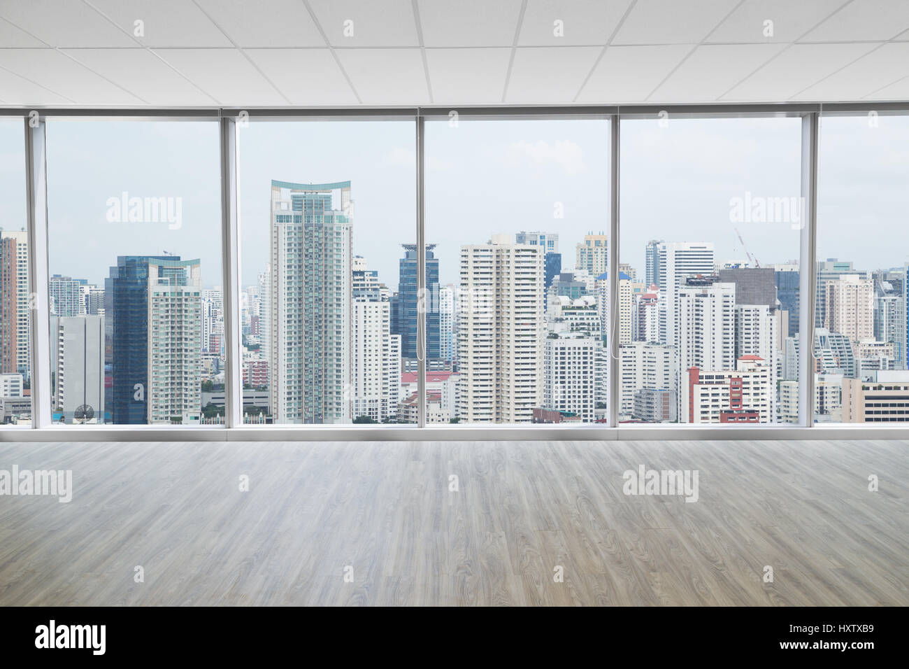 L'espace intérieur du bureau vide moderne avec vue sur la ville historique Banque D'Images