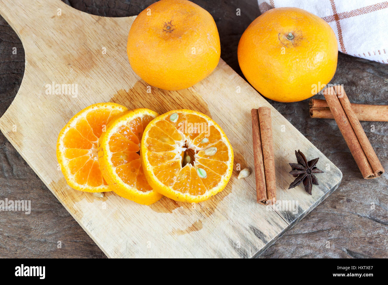 Oranges mûres sur fond de bois tranchés oid. Orange dans une coupe. Banque D'Images