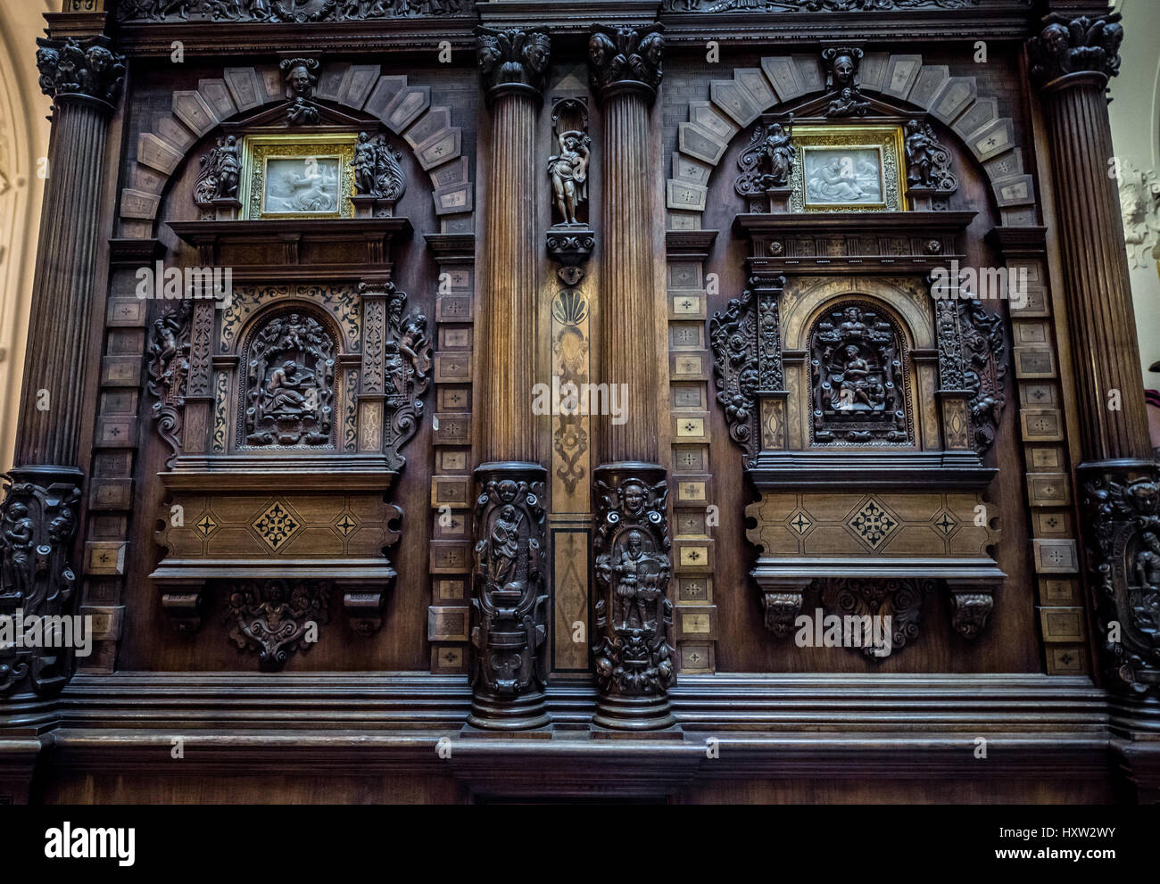 Menuiserie dans Hall d'Honneur (Holul de Onoare) dans le Palais Peles, ancien château royal, construit entre 1873 et 1914, situé près de la ville de Sinaia en Roumanie Banque D'Images