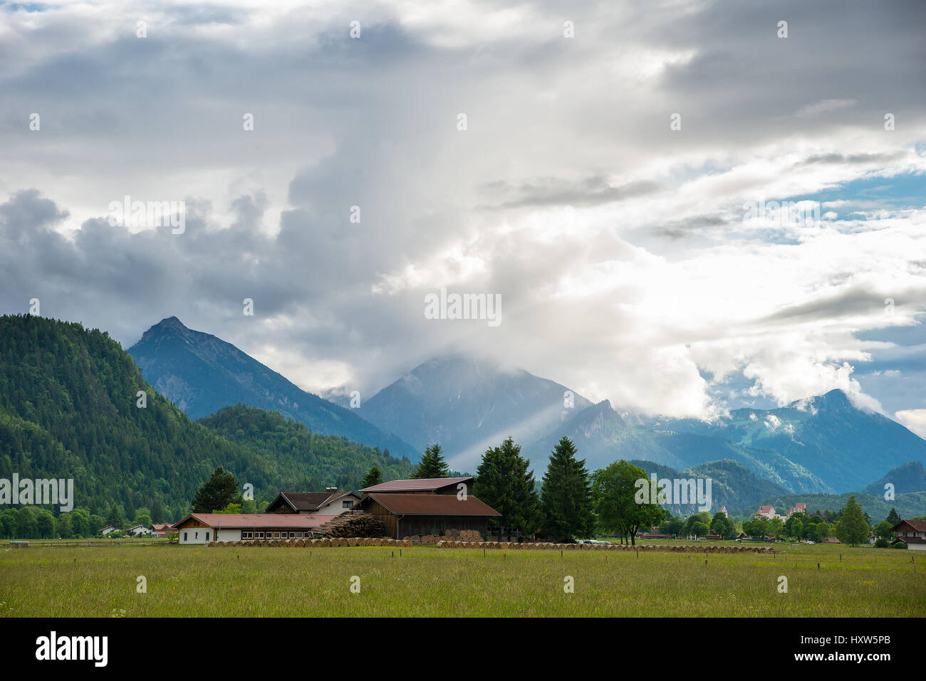 Petit village dans les Alpes européennes. La Bavière, Allemagne. Banque D'Images
