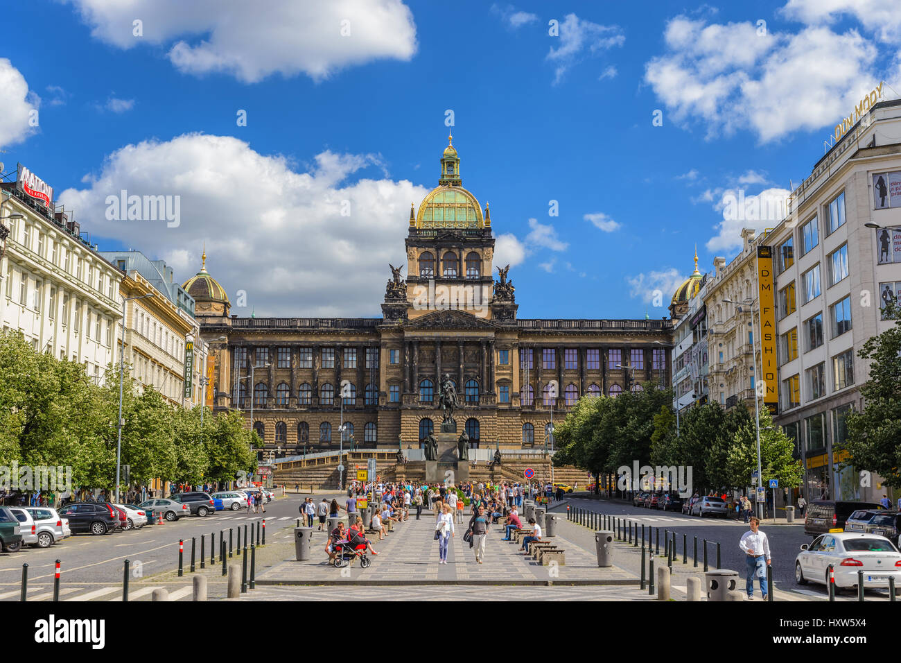PRAGUE, RÉPUBLIQUE TCHÈQUE : JUIN 28,2015 : Toruist à la place Venceslas de Prague, République Tchèque Banque D'Images
