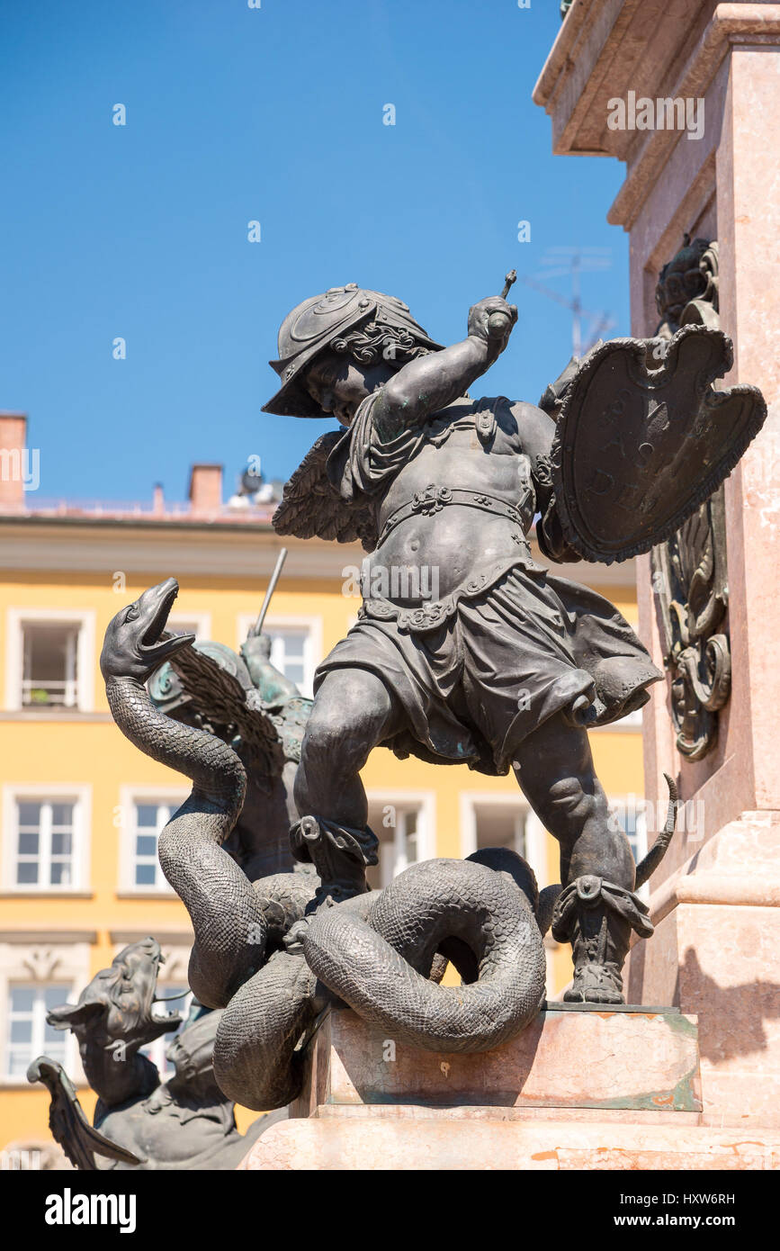 MUNICH, ALLEMAGNE - le 7 juin 2016 : l'Mariensaule est une colonne mariale située sur la Marienplatz à Munich, Allemagne. À chaque angle de la colonne en pedes Banque D'Images