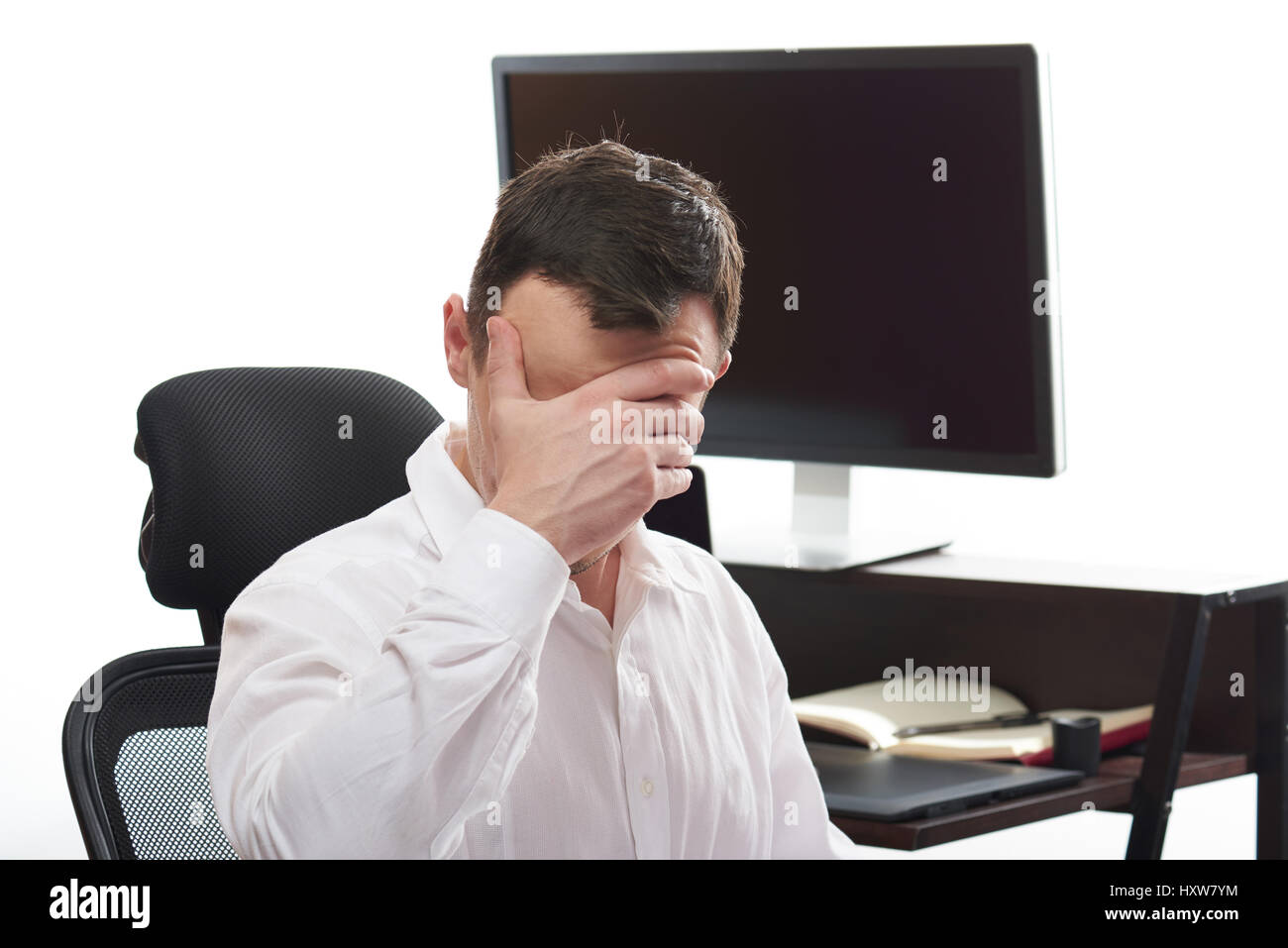 Avec l'homme de tête en arrière-plan du bureau. L'homme d'affaires fatigué Banque D'Images