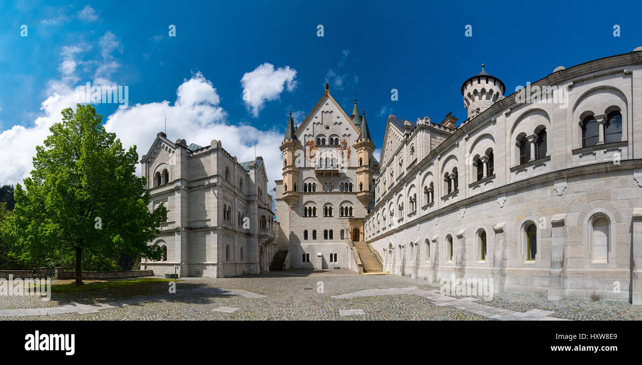 Le château de Neuschwanstein. Vue depuis l'emplacement de la chapelle non réalisé le long de la cour niveau : Bower, palace, et de la Maison des Chevaliers. Banque D'Images