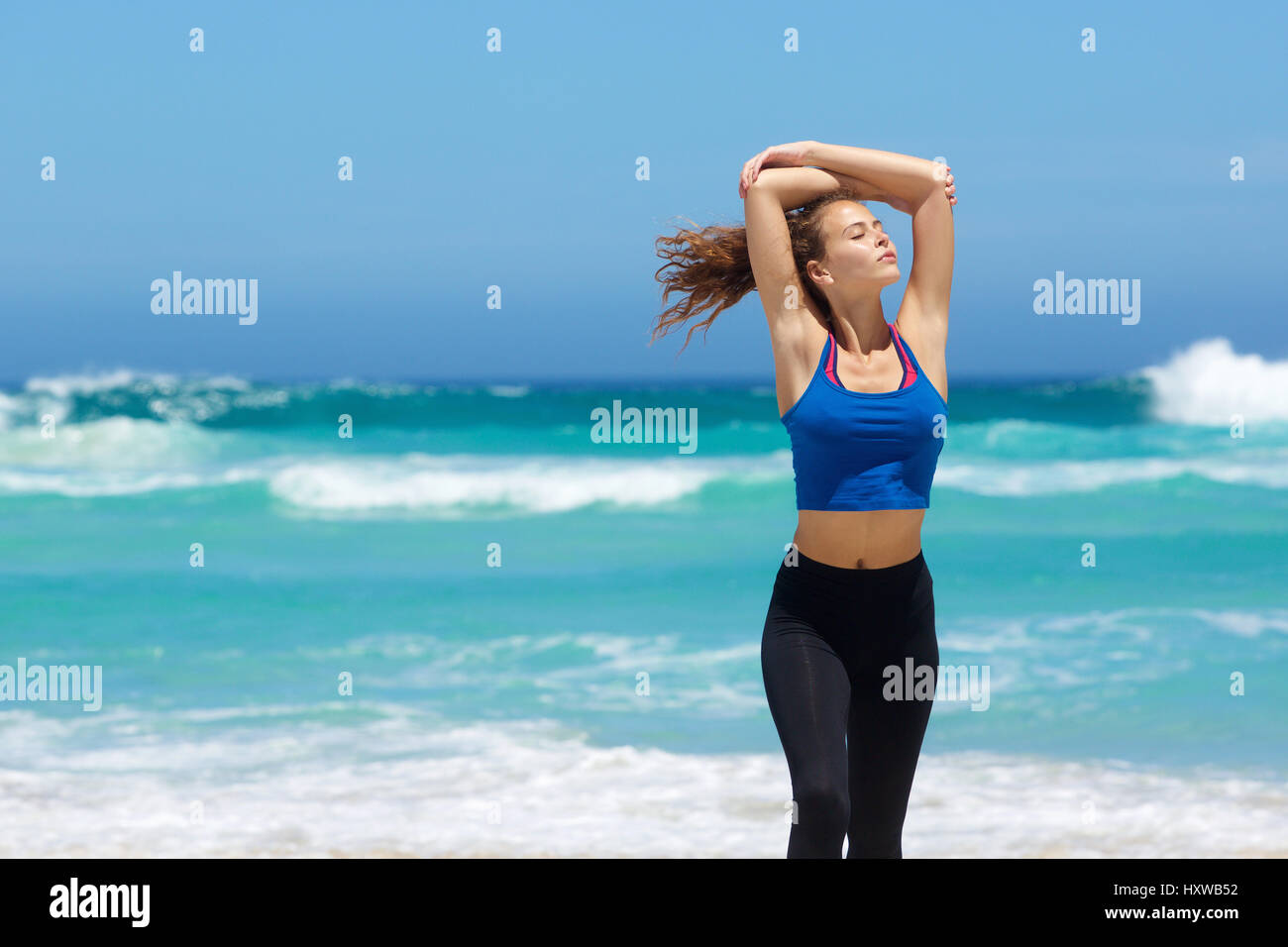 Jeune femme sportive profitant de la plage Banque D'Images