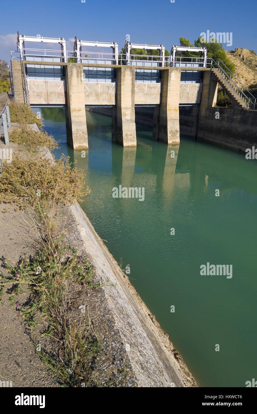 Vue d'une porte dans un canal d'irrigation Banque D'Images