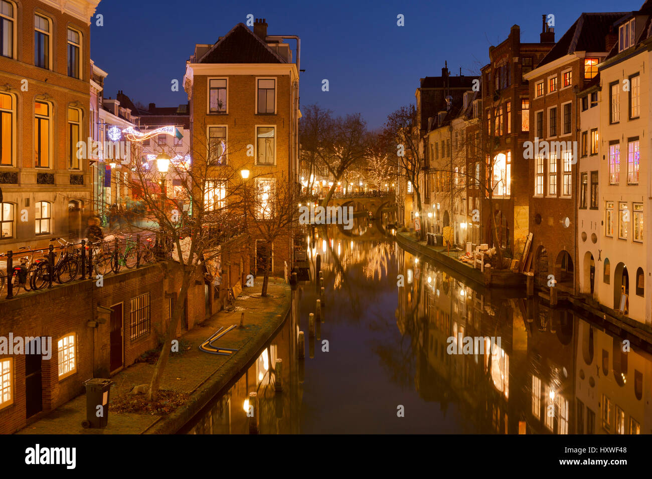 L'Oudegracht canal à Utrecht aux Pays-Bas dans la nuit. Banque D'Images