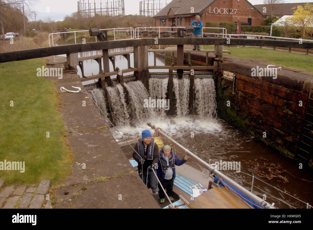 27 Verrouillage de suite et Clyde yacht venant par le canal à écluses Banque D'Images