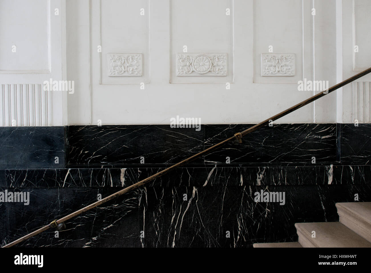Treppenhaus mit schwarzer, Marmorverkleidung Treppengeländer aus Messing und Stukkaturen à Wien, Österreich Banque D'Images