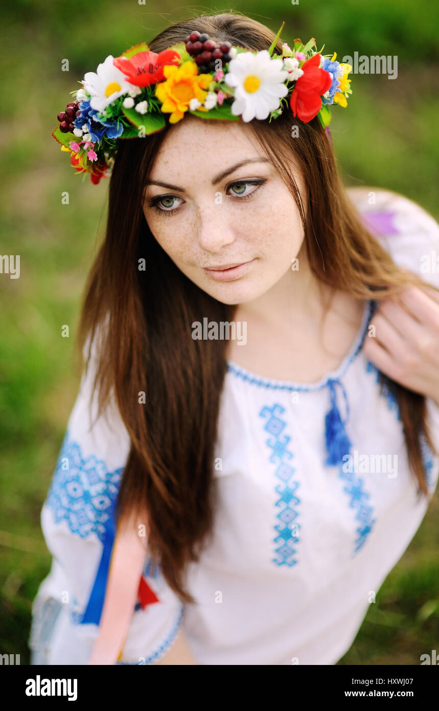 Fille aux taches de rousseur sur son visage dans une chemise ukrainienne et floral b Banque D'Images