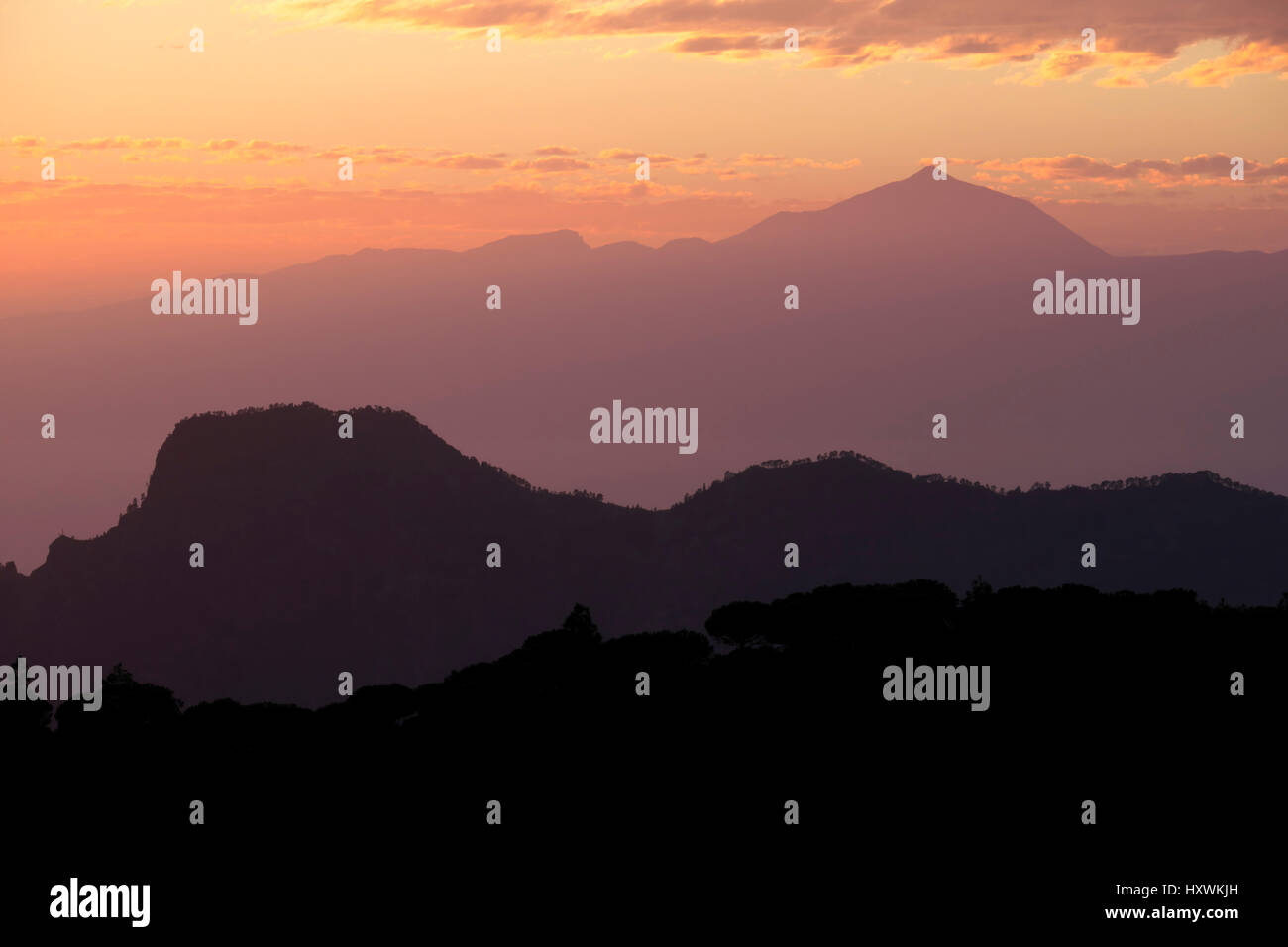 La formation des nuages, l'humeur du soir vue depuis le Mirador Degollada de Becerra, à l'arrière le volcan Teide à Tenerife, Gran Canaria Banque D'Images