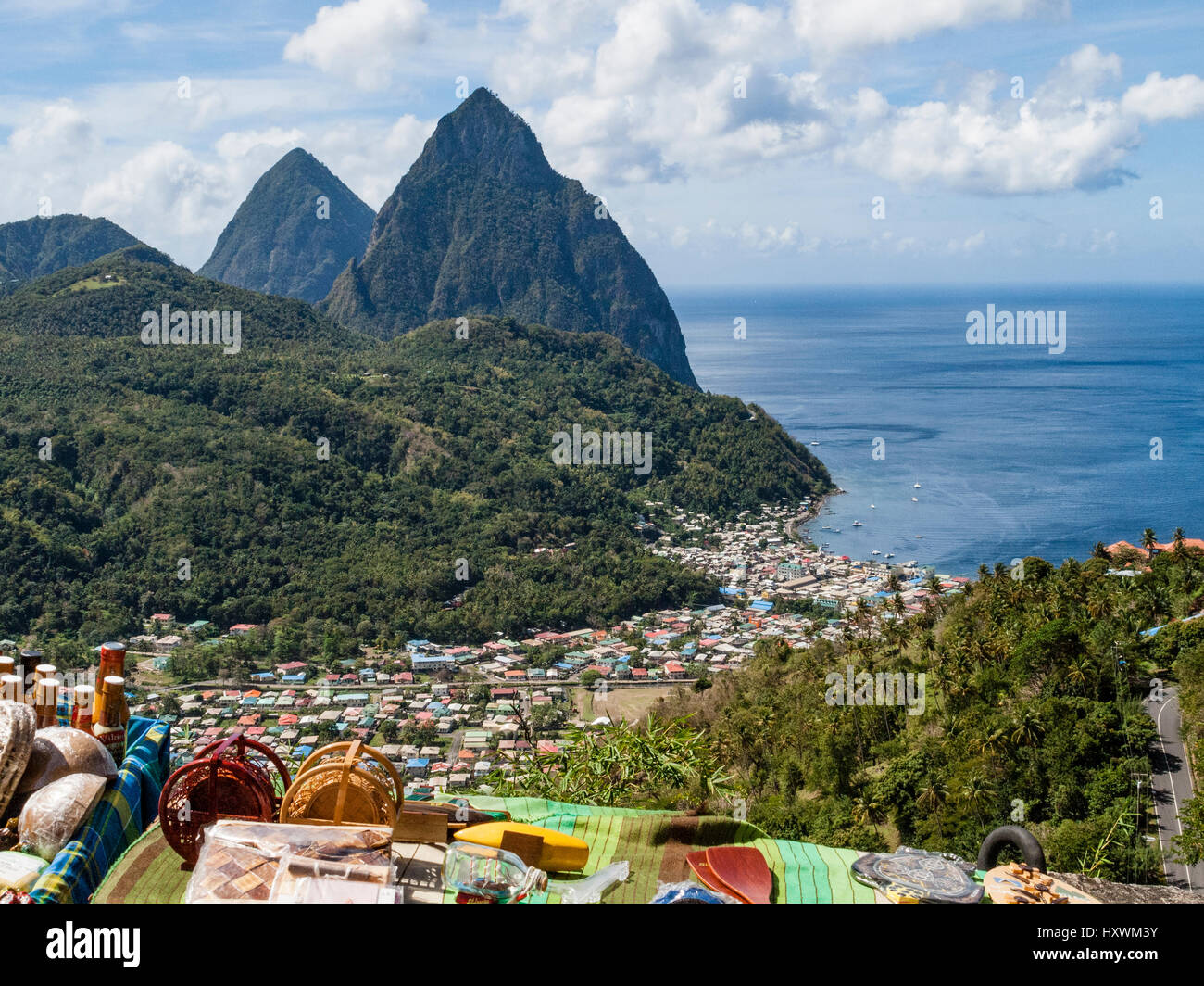 Caraïbes, île de Sainte-Lucie - Route, wc séparés, local, les marchandises au-dessus de Soufriere avec Pitons derrière. Banque D'Images