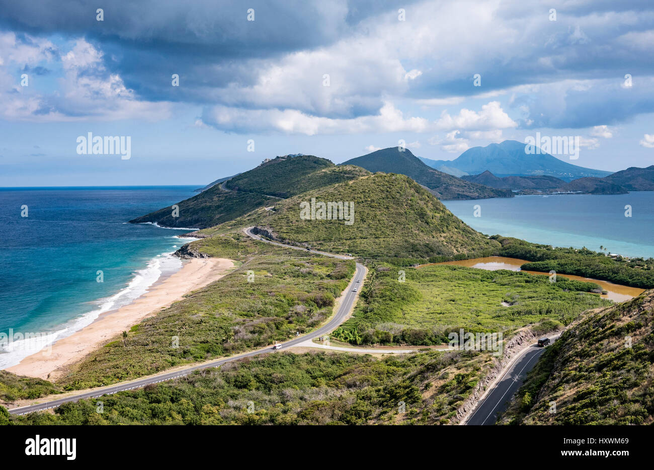 La péninsule sud-est de l'île des Caraïbes de Saint-Kitts-Nevis avec en arrière-plan Banque D'Images