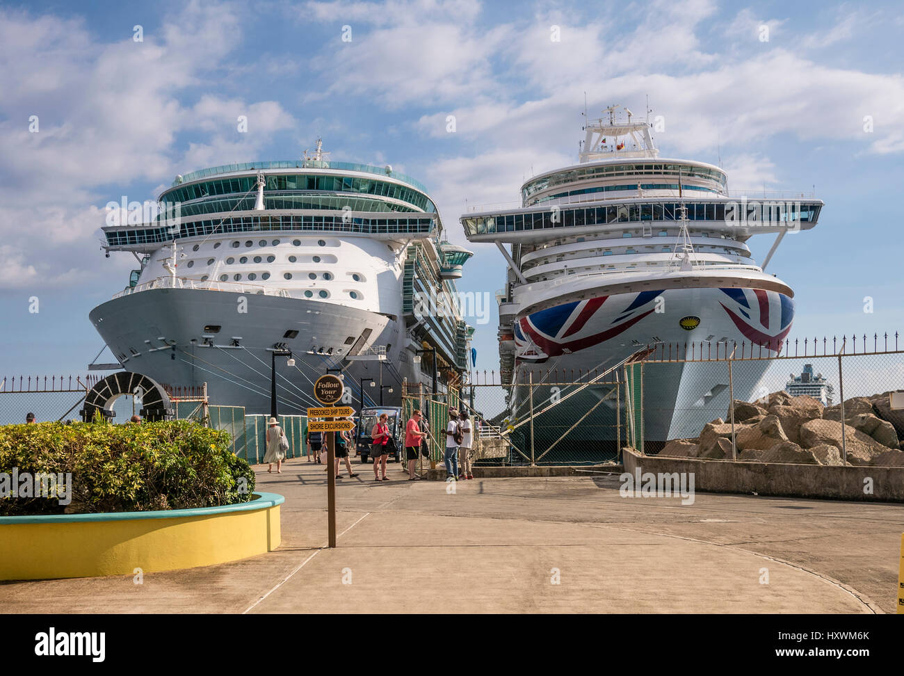 Les navires de croisière 'Serenade de la mer" et l'Azura amarré au terminal de Basseterre capitale de l'île des Caraïbes de Saint Kitts Banque D'Images