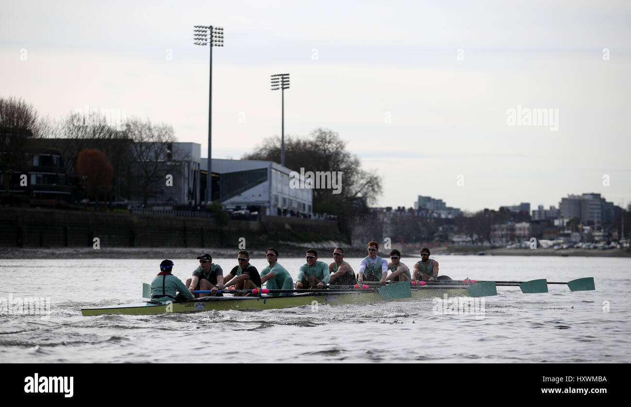 L'Université de Cambridge Men's boat club pendant les séances de formation sur la Tamise. Banque D'Images