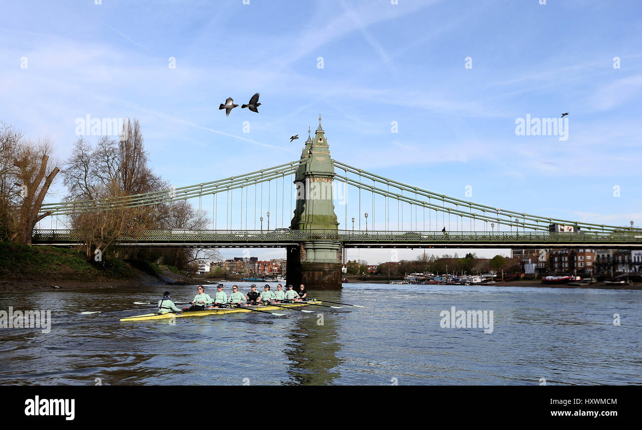 Cambridge University Women's boat club pendant les séances de formation sur la Tamise. Banque D'Images