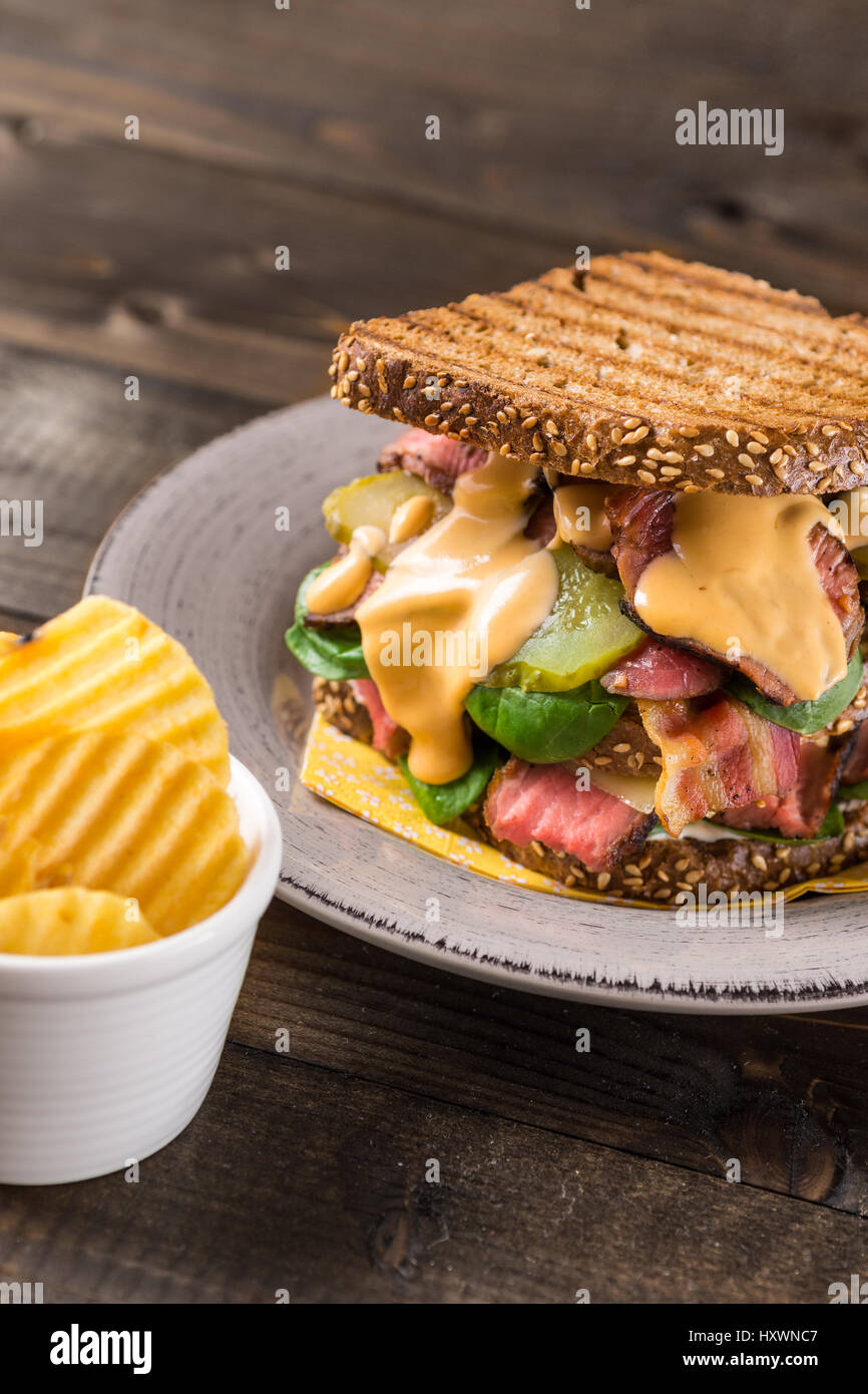 Gros Sandwich fait maison avec un rôti de Bœuf, Bacon, cornichons