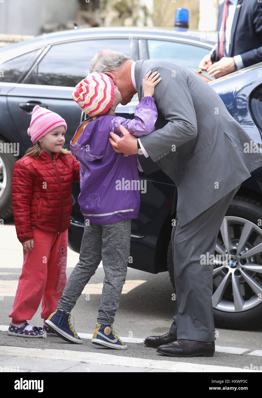 Prince de Galles est accueilli par une jeune fille qui a couru jusqu'à lui à partir de la rue de l'embrasser comme il arrive à la Fondation en FARA Popesti Leordeni où il rencontrera des jeunes et des enfants hébergés par l'organisme de bienfaisance à Bucarest, Roumanie, le deuxième jour de sa tournée européenne de neuf jours. Banque D'Images