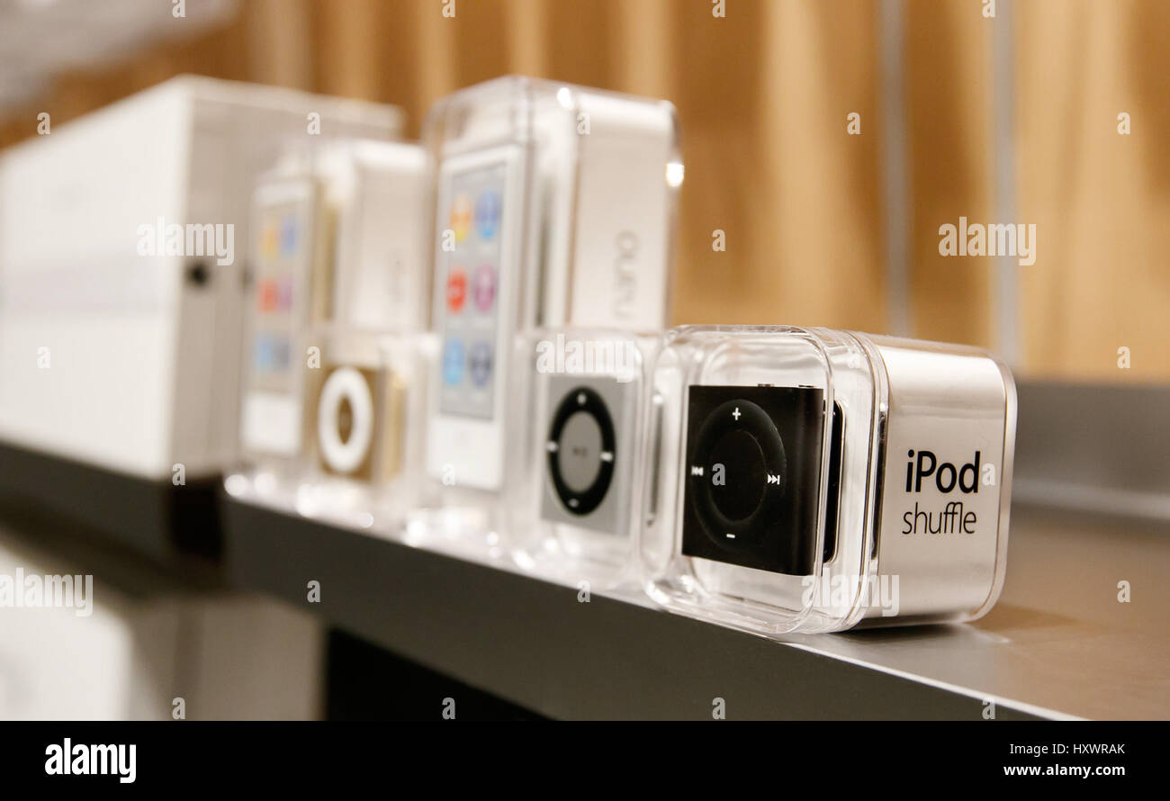 Nouvel iPod shuffle et iPod Nano lecteur mp3 se tiennent sur une étagère dans un Apple store. Banque D'Images