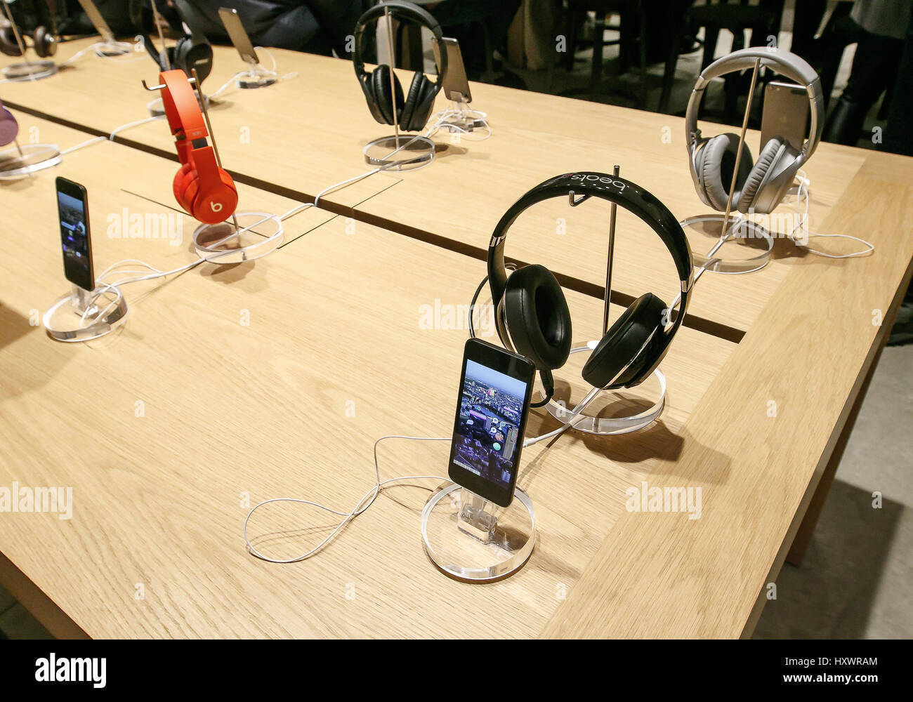Le nouvel iPod Touch et Beats casque est fixé sur l'écran dans un Apple store. Banque D'Images