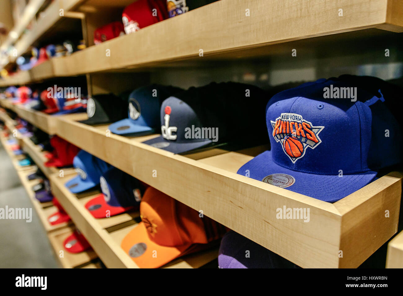 Une grande variété de casquettes de baseball avec l'équipe NBA logos remplir les étagères de la boutique NBA à Manhattan. Banque D'Images