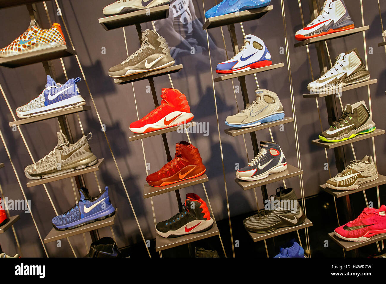 Un assortiment de chaussures de basket Nike pour vendre à la NBA store à Manhattan Photo Stock -