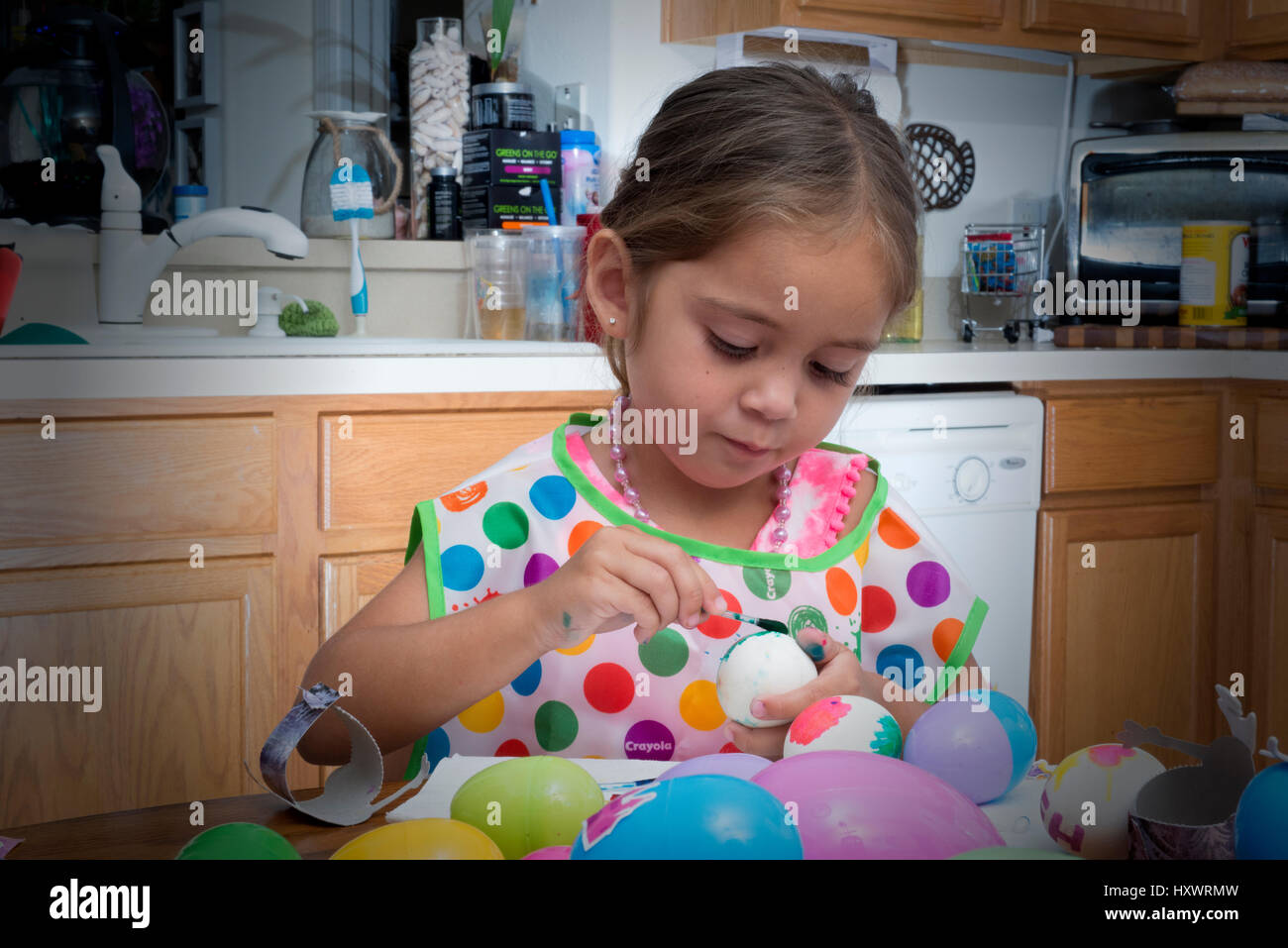 Jeune fille d'oeufs de Pâques à colorier Banque D'Images
