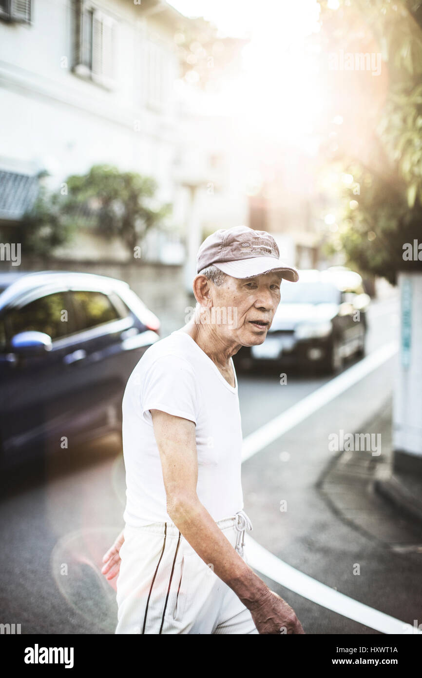 Vieil homme japonais marche dans la rue, au Japon. Banque D'Images
