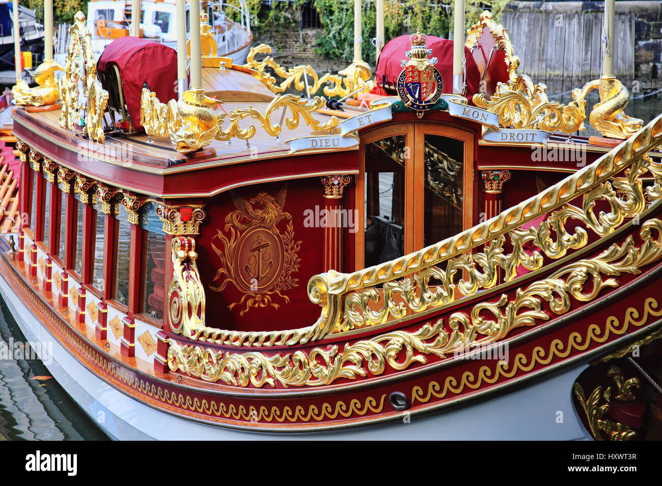 Londres, Royaume-Uni, le 14 octobre 2012 : la barge royale Gloriana utilisé au Thames Diamond Jubilee Pageant amarré au quai St Catherine Banque D'Images