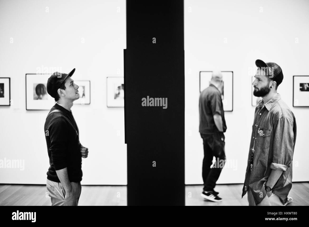 Les visiteurs du musée à New York, États-Unis d'Amérique. Banque D'Images