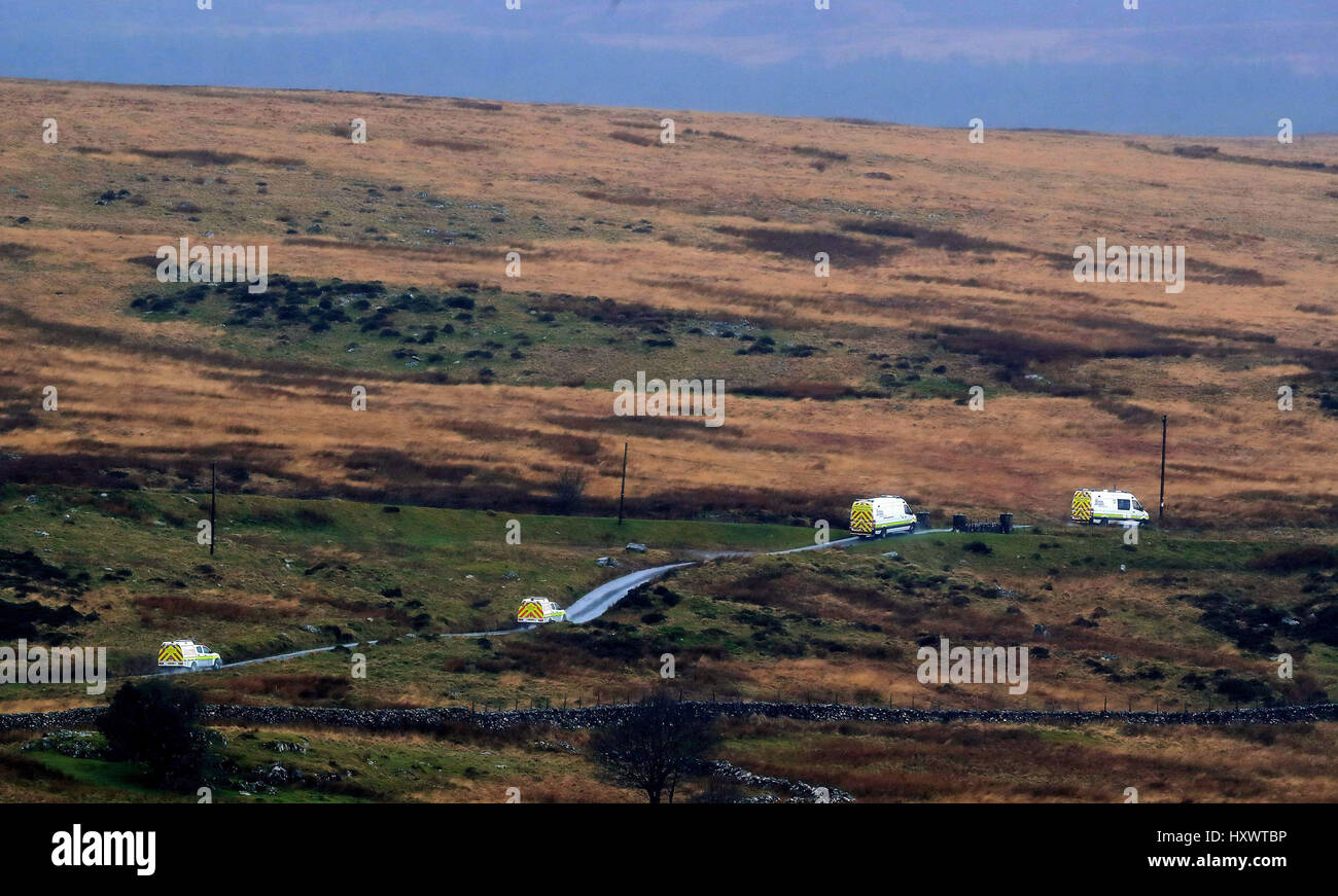 Service de sauvetage en montagne RAF véhicules sur une route à Trawsfynydd dans la chaîne de montagnes de Snowdonia dans le nord du Pays de Galles, près de l'endroit où l'épave a été découverte d'un hélicoptère écureuil qui avait disparu mercredi tout en volant à Dublin depuis le sud de l'Angleterre. Banque D'Images