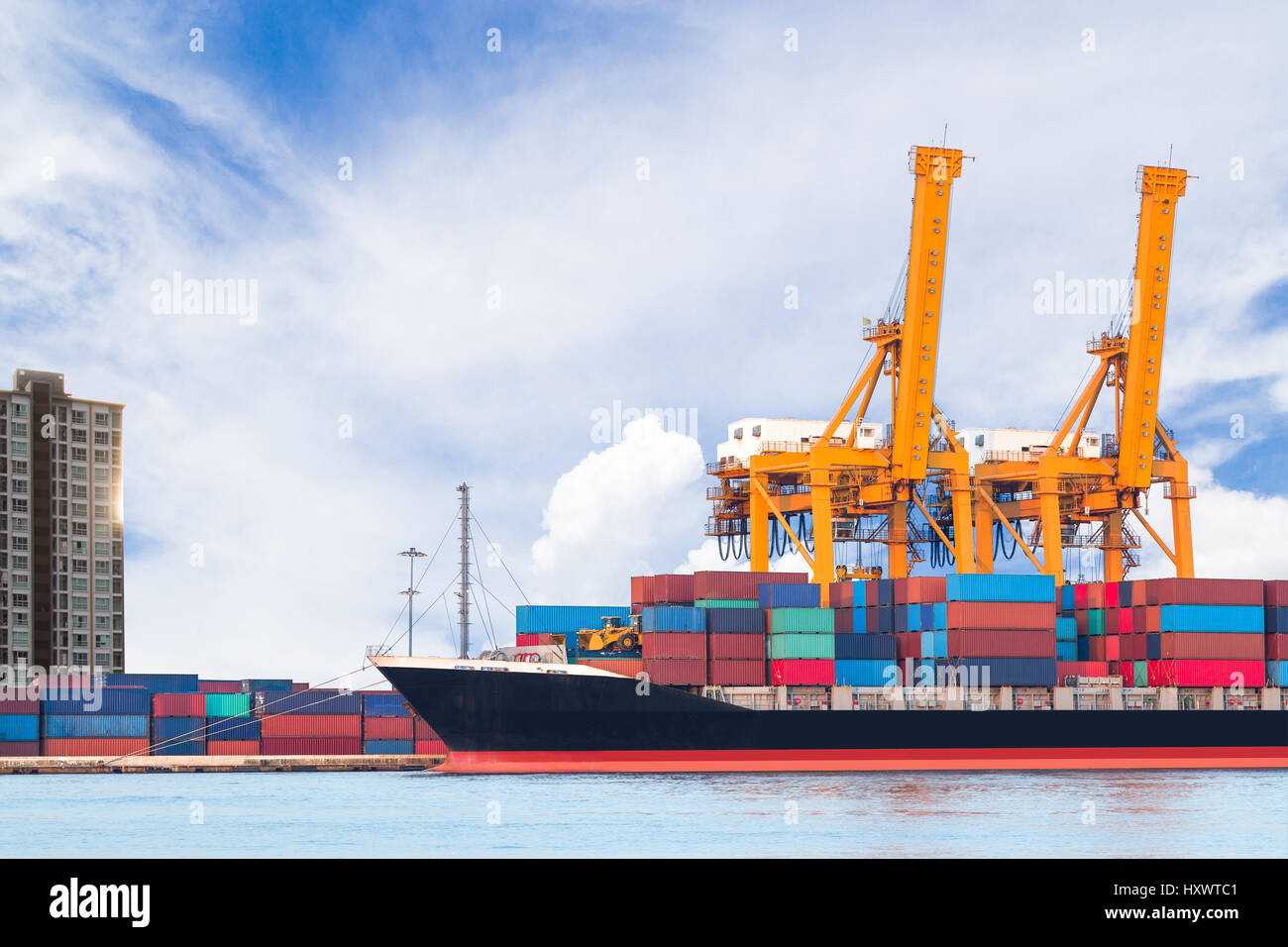 Fret cargo container ship avec grue de passerelle de chargement en chantier naval sur fond blanc Banque D'Images