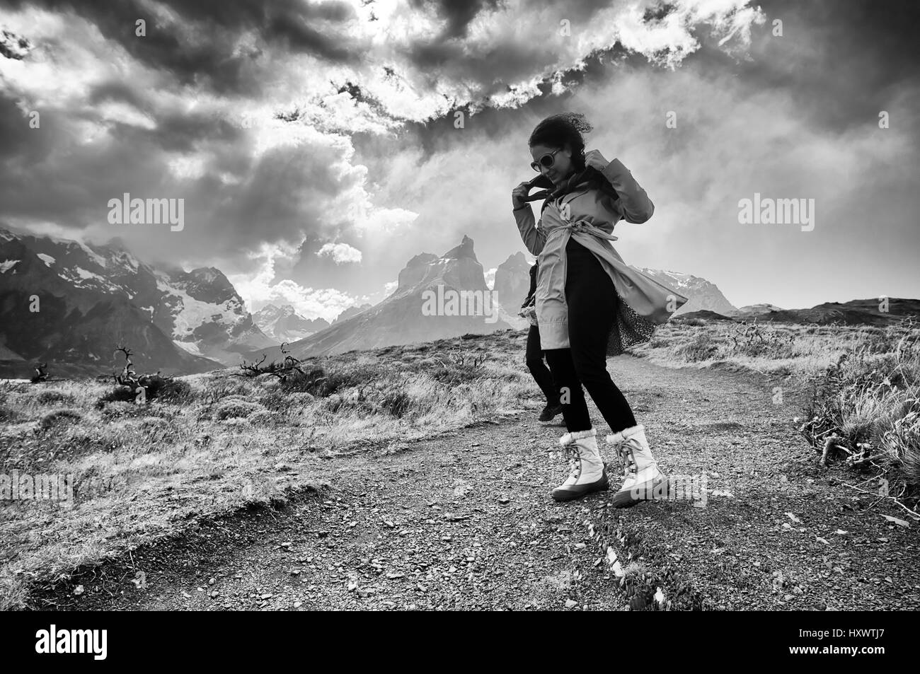 Jeune femme aux prises avec des vents violents dans le parc national Torres del Paine (Chili) Banque D'Images