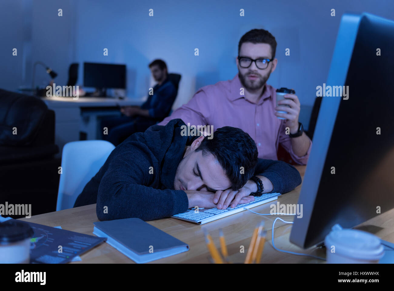 Fatigué épuisé l'homme dormir sur le clavier Banque D'Images