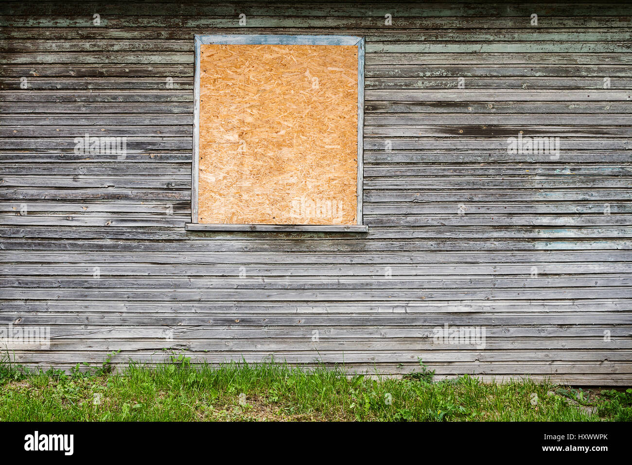 Maison de planches en bois patiné avec mur fenêtre barricadèrent Banque D'Images