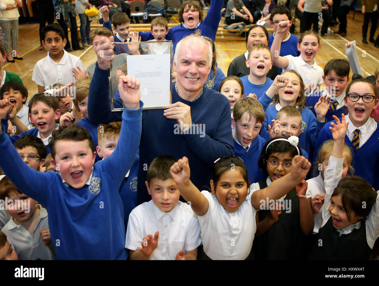 Gardien de l'école et l'éducation et la Beatles fan Andy Cairns est titulaire d'une lettre signée de Sir Paul McCartney lui souhaiter du bien à l'occasion de sa retraite, après les élèves à l'école primaire de St Cuthbert à Édimbourg a écrit à Sir Paul lui disant tout sur Andy et son travail pour l'école. Banque D'Images