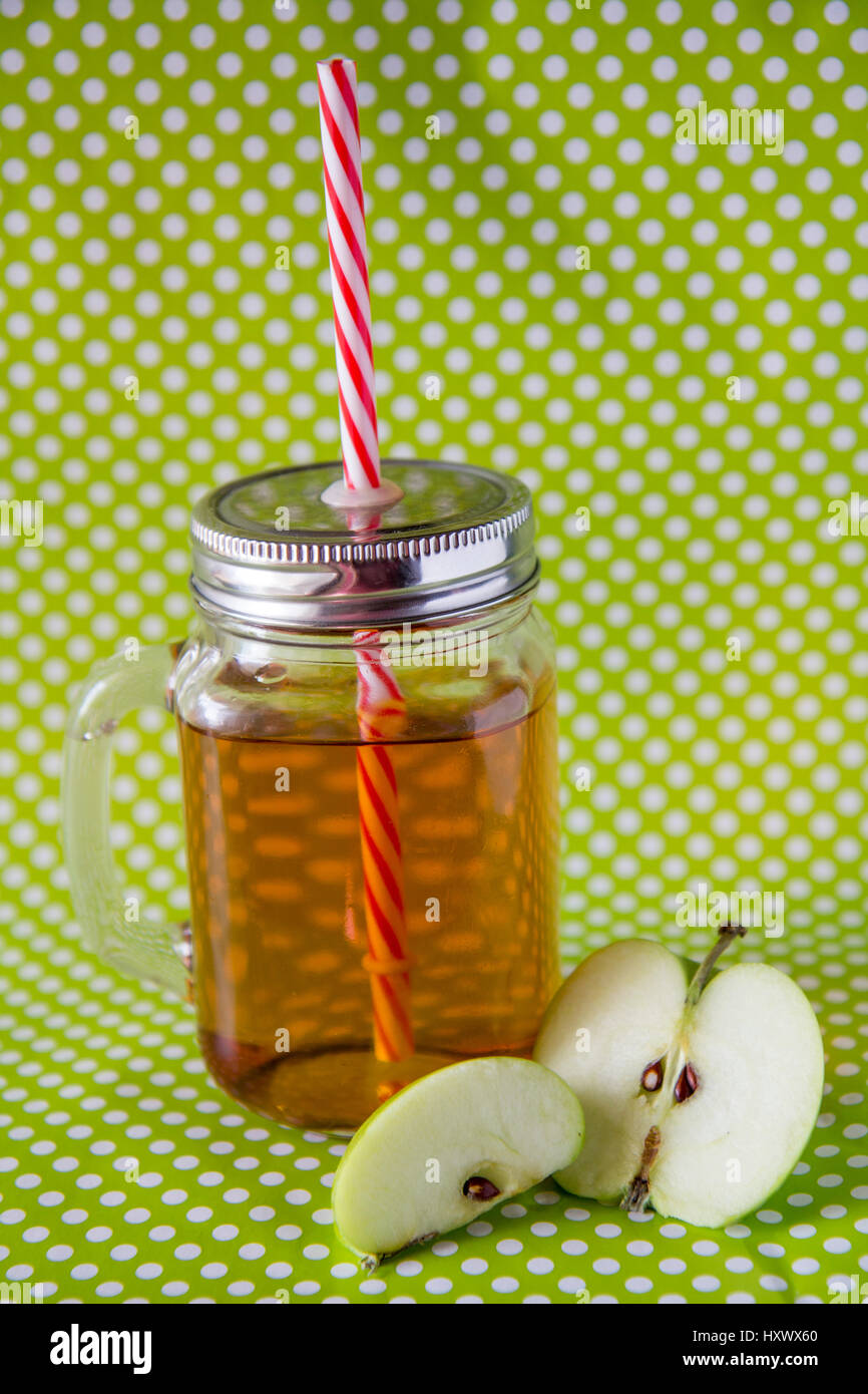 Les études montrent que si vous consommer 240ml de jus de pomme chaque jour, vous aurez une augmentation de 35  % de développer des calculs rénaux. Banque D'Images