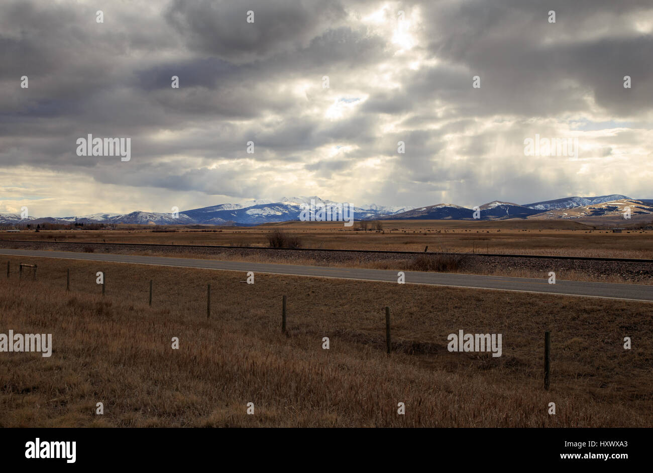 Grand Montana vallée avec les terres agricoles et les sommets enneigés. Banque D'Images