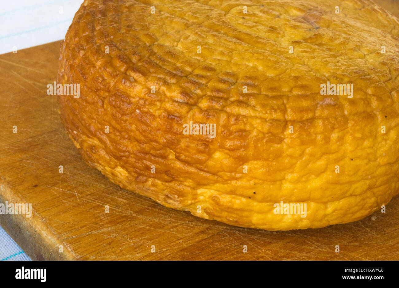 Tête de fromage traditionnel Adygei sur planche de bois fait main Banque D'Images