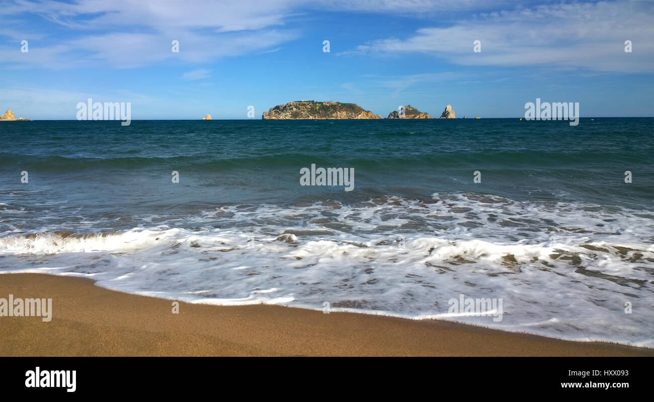 Vue de la plage de l'Estartit sur la Costa Brava, Espagne Banque D'Images