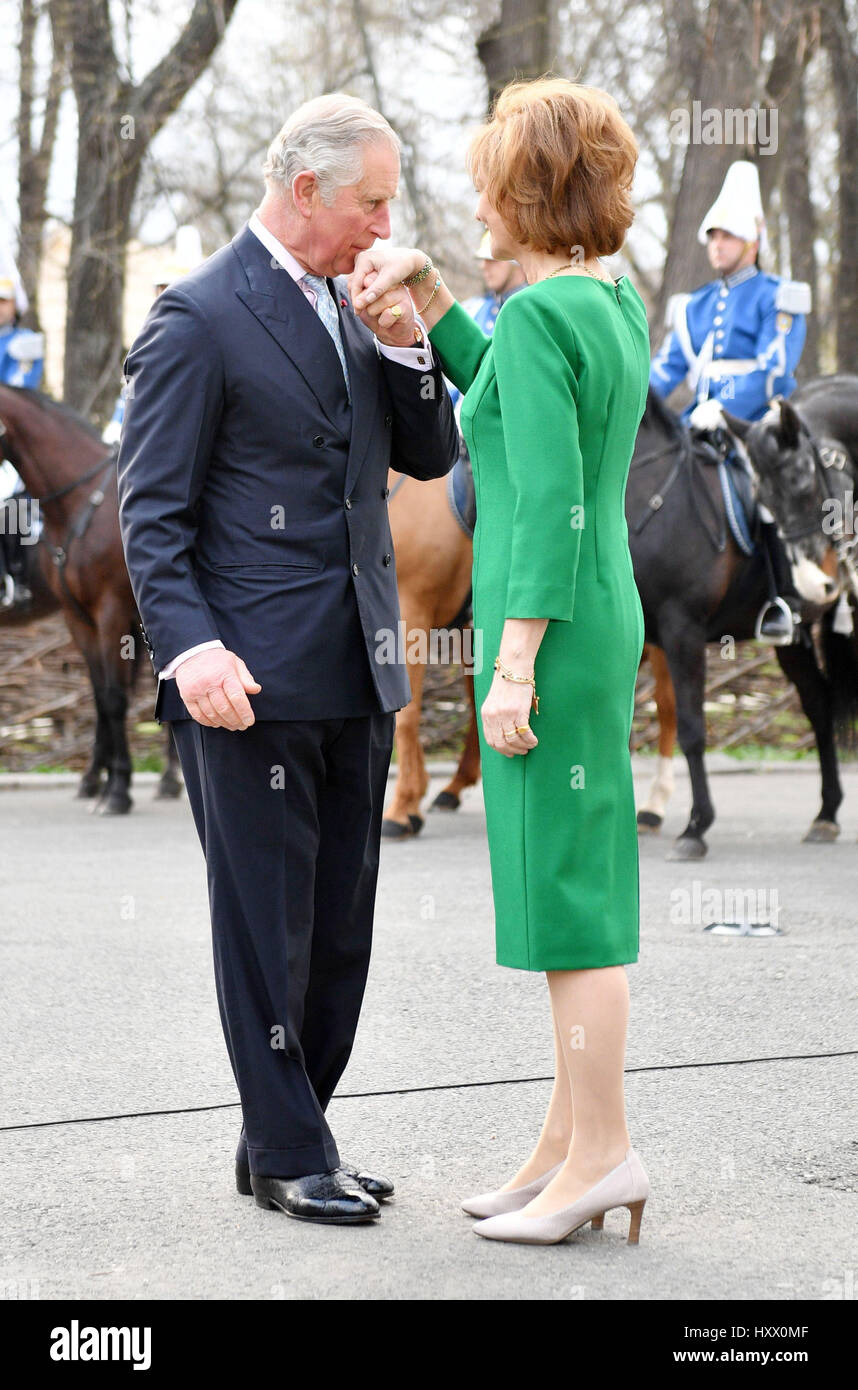 Crown Princess Margareta accueille le prince de Galles au Palais Elisabeta de Bucarest, la Roumanie, le deuxième jour de sa tournée européenne de neuf jours. Banque D'Images