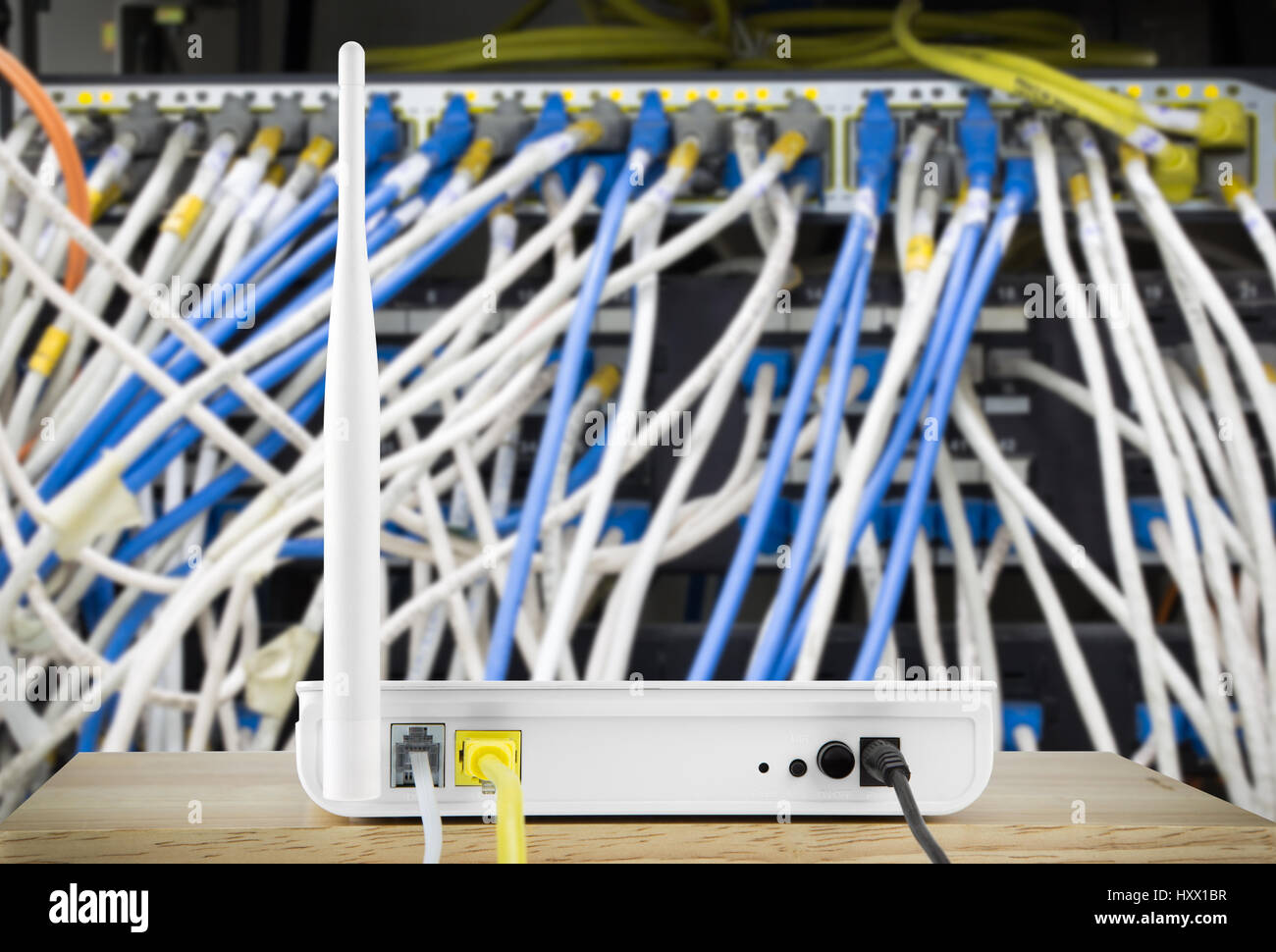 Modem routeur sans fil avec connexion par câble sur le réseau local Banque D'Images Modem routeur sans fil avec connexion par câble sur le réseau local Banque D'Images