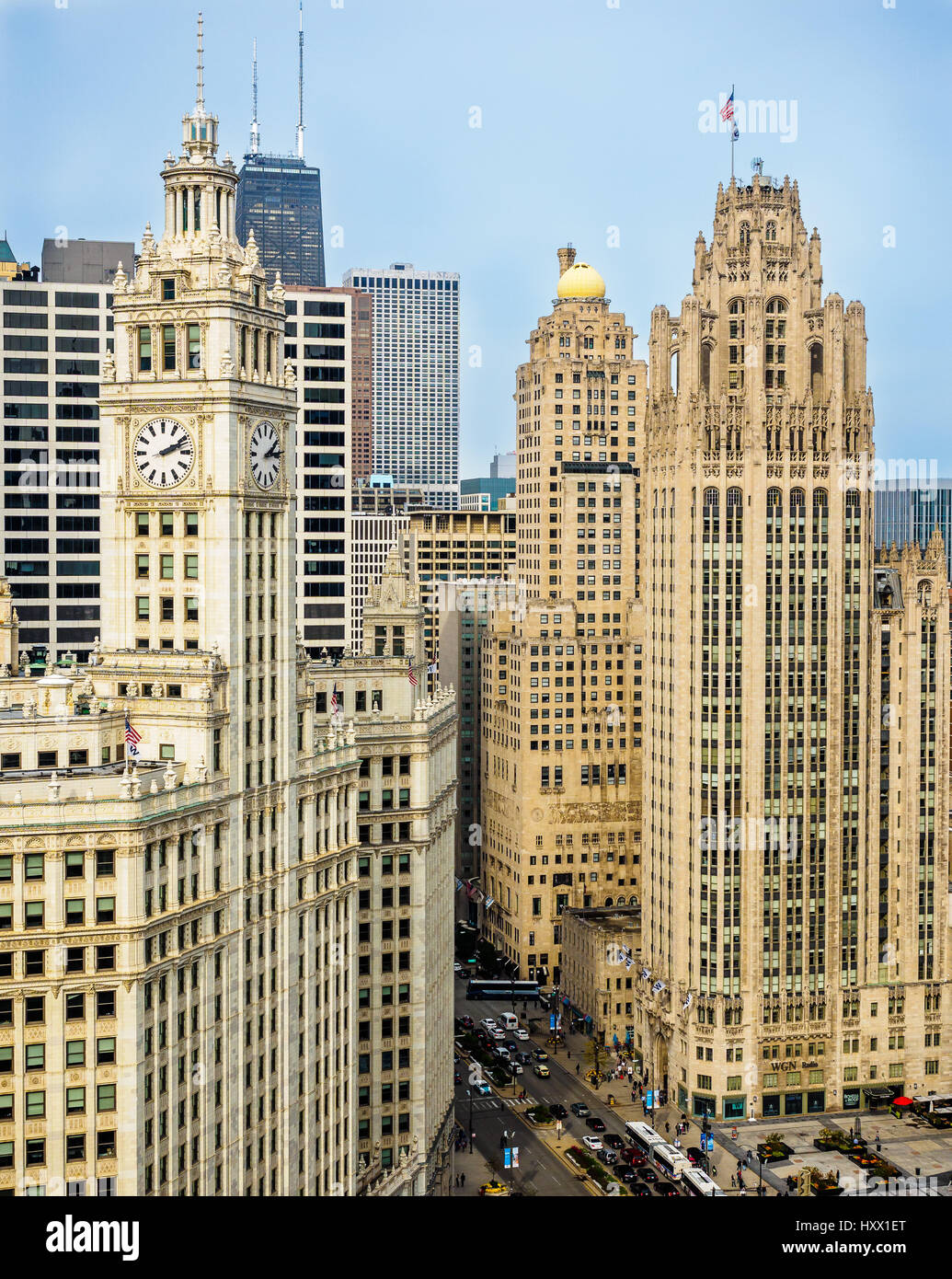 Le Wrigley Building et la Tribune Tower - en face de l'autre à travers le Michigan Avenue, Chicago. Les deux sociétés possédaient les Cubs de Chicago. Banque D'Images