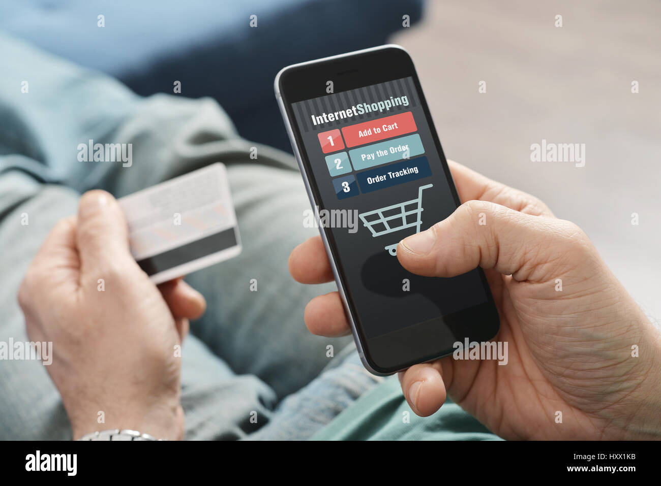 Les mains des hommes à l'aide de smart phone pour le magasinage en ligne Banque D'Images