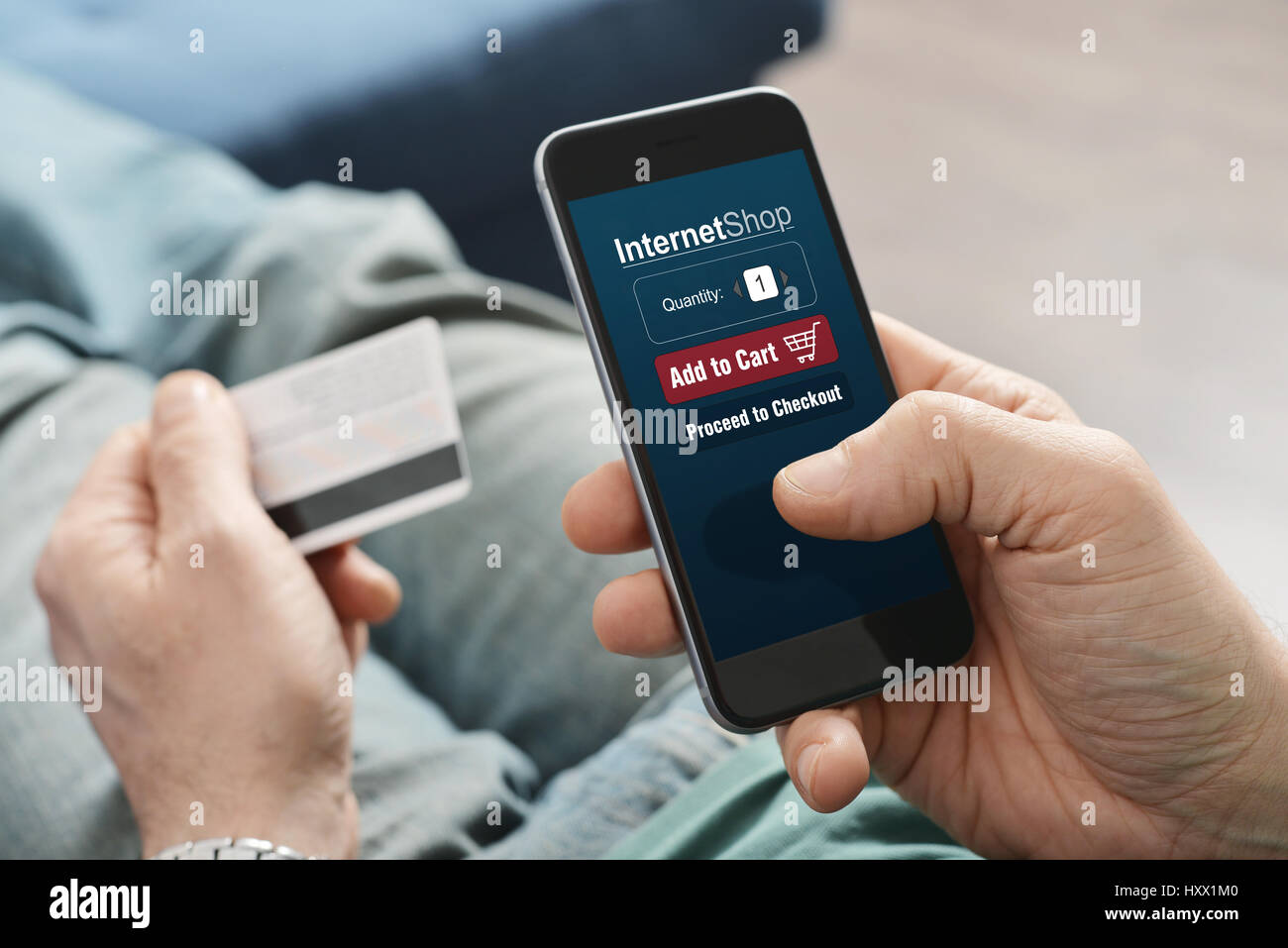 Les mains des hommes à l'aide de smart phone pour le magasinage en ligne Banque D'Images