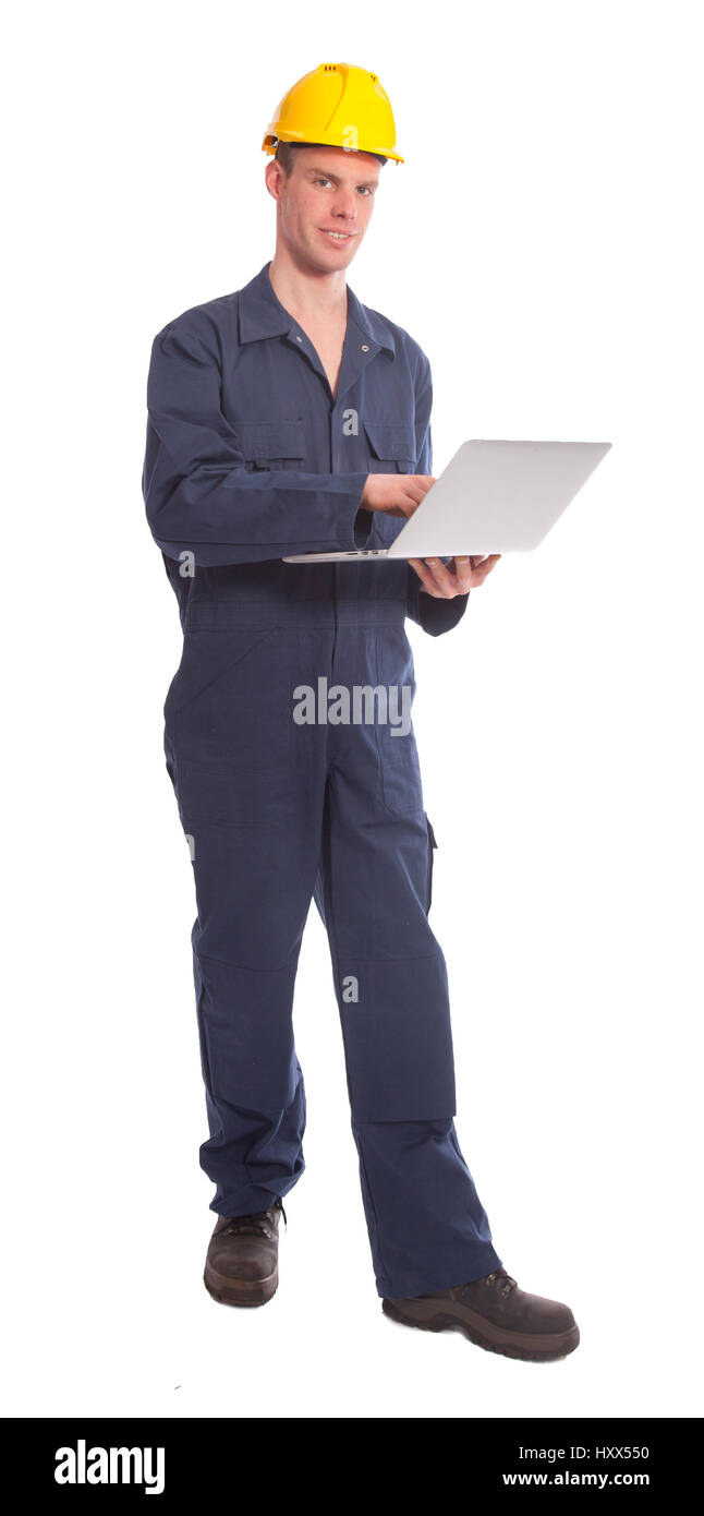 Jeune travailleur avec casque jaune et ordinateur portable isolé sur fond blanc Banque D'Images