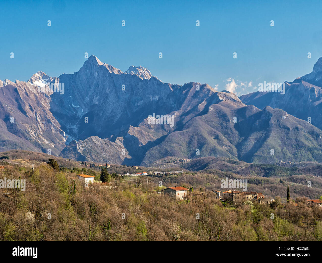 Alpes Apuanes, Italie. Paysage de printemps. Banque D'Images